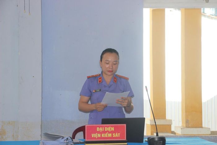 Đại diện VKSND khu vực 11 công bố cáo trạng tại phiên tòa.
