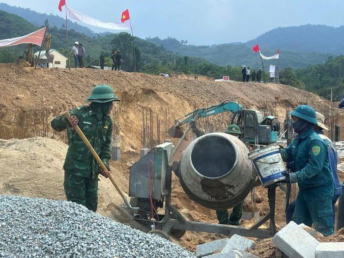 Lực lượng vũ trang được huy động thi công xây dựng các trường học biên giới tại Đà Nẵng.