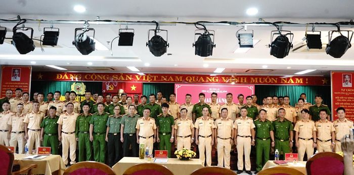 Đại tá Trần Minh Nguyên và các đại biểu chụp hình lưu niệm với lớp tập huấn