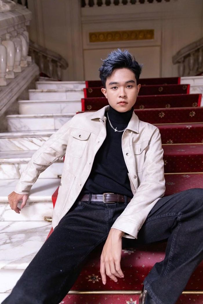Anh Đức trong vai trò người mẫu trình diễn show “Bước chân di sản 2”.
