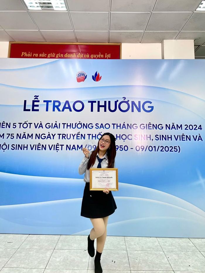 Minh Khanh nhận Danh hiệu 'Sinh viên 5 tốt' cấp Học viện, năm 2024.