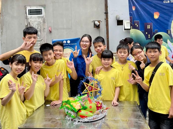 Minh Khanh đảm nhiệm vai trò MC chương trình tình nguyện “Muôn sắc đêm Thu” tại Lớp học trẻ khiếm thính C5, Đại Mỗ, Hà Nội.