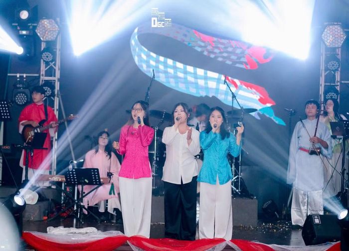 Minh Khanh chỉ đạo nội dung sân khấu hóa, giữ vai trò Trưởng Ban Chuyên môn chương trình âm nhạc dân tộc cách tân “Trống nổi đổi trời 2025”, đồng thời trình diễn các tác phẩm “Dạ cổ hoài lang” và “Vọng cổ buồn”.