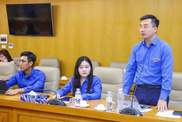 Anh Nguyễn Nhất Linh - Ủy viên Ban Chấp hành T.Ư Đoàn, Bí thư Đoàn Thanh niên Mặt trận Tổ quốc, các đoàn thể T.Ư chia sẻ tại chương trình.