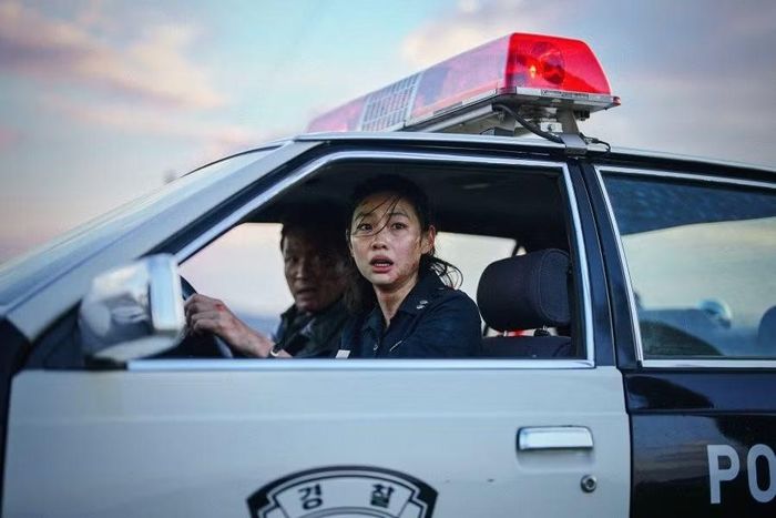 Jung Ho Yeon, người vào vai Sung Ae, một nữ cảnh sát có nguyên tắc, đã bày tỏ tình cảm sâu sắc của mình đối với dự án: “Tôi vẫn nhớ ngày đầu tiên nhận được kịch bản. Ngay sau khi đọc xong, tôi đã viết tên mình dưới tiêu đề ‘HOPE’. Tôi thực sự muốn được tham gia dự án này, và tôi rất vinh dự khi cuối cùng được vào vai Sung Ae. Các diễn viên Hwang Jung Min và Jo In Sung đã cho tôi thấy tận mắt cách một diễn viên nên cư xử trên phim trường. Tôi vô cùng hạnh phúc khi được làm việc cùng họ trên phim trường trong mơ của mình”.