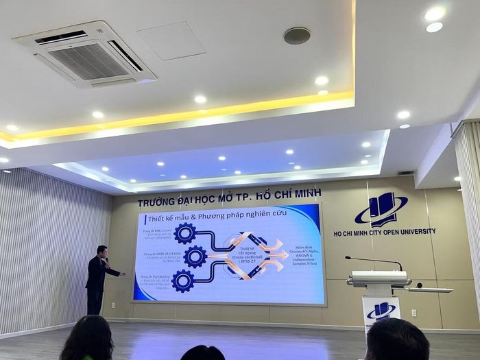 Báo cáo viên - ThS Nguyễn Hiếu Văn trình bày tham luận tại Hội thảo.