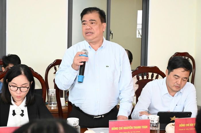  Phó Giám đốc Sở Tài chính Nguyễn Thanh Toàn nêu góp ý tại hội nghị. Ảnh: VIỆT DŨNG 