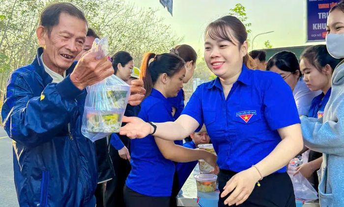  Đoàn Thanh niên xã Dầu Tiếng (TPHCM) phối hợp các đơn vị phục vụ ăn sáng miễn phí cho người dân Ảnh: TÂM TRANG 