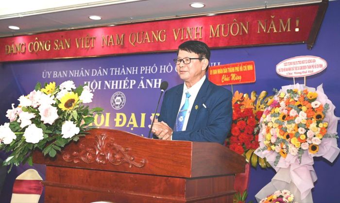  Đồng chí Đoàn Hoài Trung, Chủ tịch Hội Nhiếp ảnh TPHCM, phát biểu nhận nhiệm vụ nhiệm kỳ mới. Ảnh: QUỐC THANH 