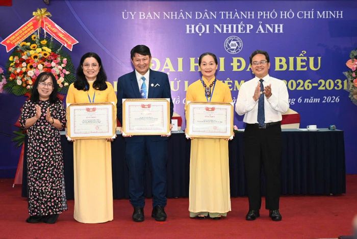  Tại Đại hội, Ban tổ chức trao bằng khen từ Ủy ban MTTQ Việt Nam TPHCM cho các cá nhân, tổ chức đóng góp vào sự phát triển nhiếp ảnh thành phố. Ảnh: QUỐC THANH 