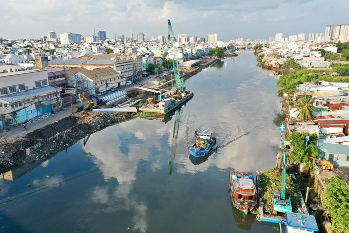 Thi công các hạng mục đầu tiên của dự án cải tạo bờ Bắc kênh Đôi, đoạn qua đường Nguyễn Duy, phường Phú Định, TPHCM, chiều 22-6. ẢNH: HOÀNG HÙNG