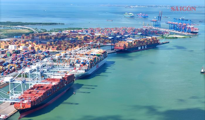  Nhịp đập của cảng biển – sắc màu logistic thắp sáng vùng cửa ngõ kinh tế phía Nam. Ảnh chụp khoảnh khắc 6 con tàu container lớn cập - rời trên luồng Cái Mép 