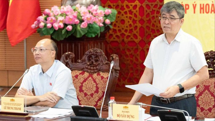 Ông Vũ Anh Tú, Phó Vụ trưởng Vụ Quy hoạch - Kiến trúc (Bộ Xây dựng) báo cáo tại phiên họp. Ảnh: CẨM HÀ