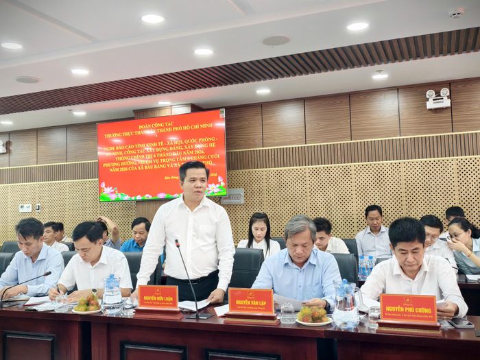  Đại diện lãnh đạo xã Bàu Bàng báo cáo kết quả thực hiện các mặt công tác trong 6 tháng đầu năm 2026 