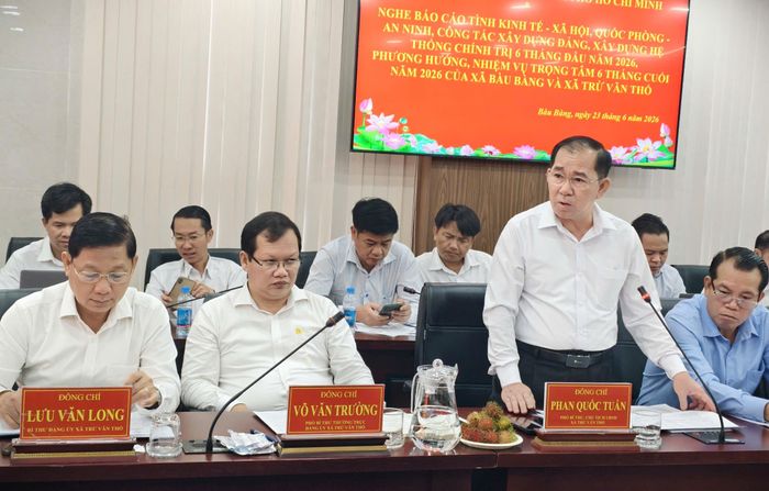  Lãnh đạo UBND xã Trừ Văn Thố thông tin về tình hình hạ tầng trường lớp tại địa phương 