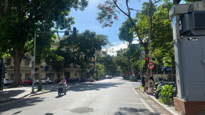 Đường phố ở Hà Nội thưa vắng xe cộ lưu thông vào buổi trưa do nắng nóng. Ảnh: PHÚC HẬU