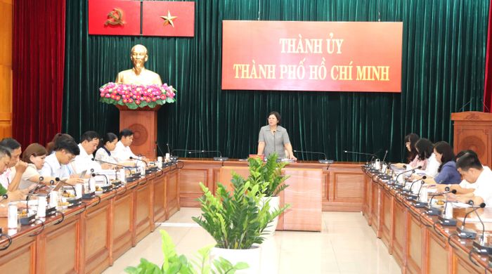  Đồng chí Văn Thị Bạch Tuyết phát biểu tại buổi làm việc 
