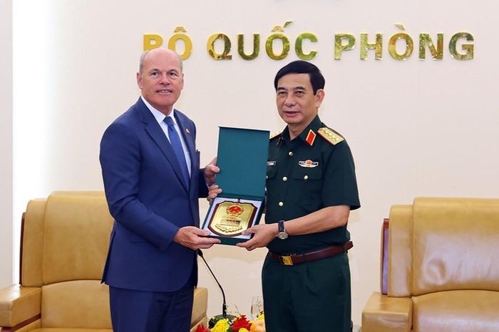  Đại tướng Phan Văn Giang trao quà lưu niệm tặng Đại sứ James Nickel tại buổi tiếp. Ảnh: BQP 