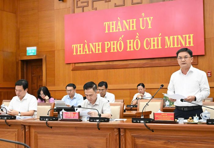  Đồng chí Nguyễn Mạnh Cường trình bày tham luận. Ảnh: VIỆT DŨNG 
