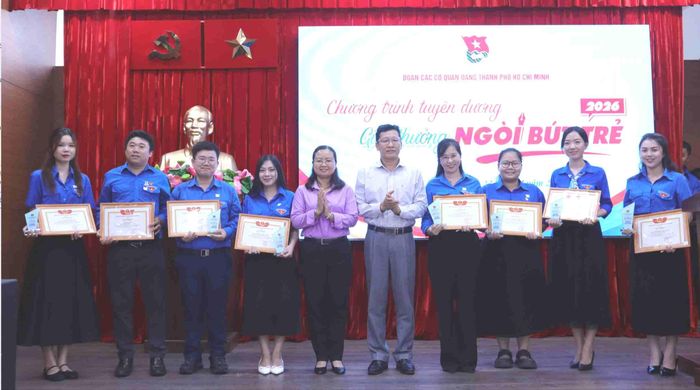  Các phóng viên - biên tập viên được tuyên dương. Ảnh: THÙY TRANG 