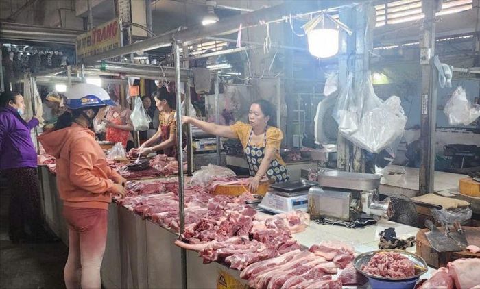 Một quầy bán thịt heo tại chợ An Nhơn (phường An Nhơn, TPHCM). Ảnh: ĐỨC TRUNG