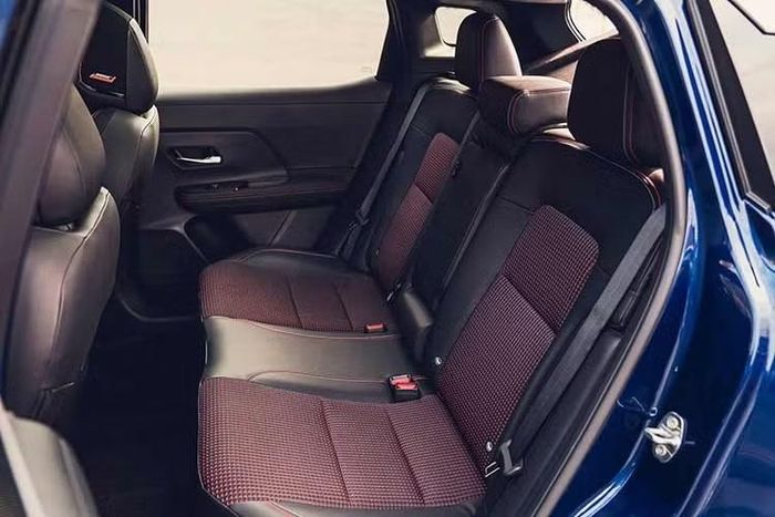 Tại Nhật Bản, khách hàng mua Nissan Kick 2026 sẽ có đến 8 tùy chọn màu sắc ngoại thất, bao gồm cả các bản phối hai tông màu thời thượng (màu chủ đạo kết hợp phần mái xe sơn đen Super Black) như Xanh Resonance Blue, Trắng Pure White Pearl, Đỏ Garnet Red và Xám Dark Metal.