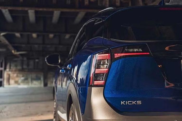 Hãng xe Nhật Bản tự hào tuyên bố All New Kicks là mẫu xe đầu tiên tại thị trường này được trang bị hệ thống hybrid bổ trợ e-POWER thế hệ thứ 3. Hệ thống này hoạt động theo cơ chế 5-in-1 System, tích hợp chặt chẽ giữa Mô-tơ điện, Máy phát điện, Hộp số giảm tốc, Bộ biến tần (Inverter) và Động cơ xăng.