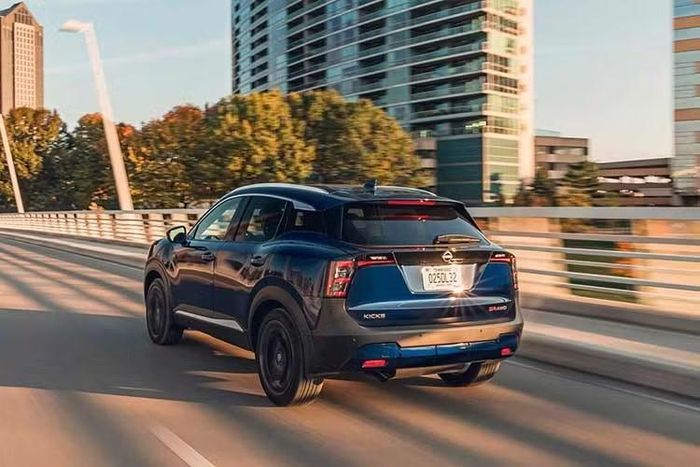 Tại thị trường quê nhà Nhật Bản, mẫu xe SUV Nissan Kicks 2026 mới sẽ được phân phối chính hãng với mức giá dao động từ 2.999.700 đến 4.248.200 Yên (tương đương khoảng 490 - 697 triệu đồng).