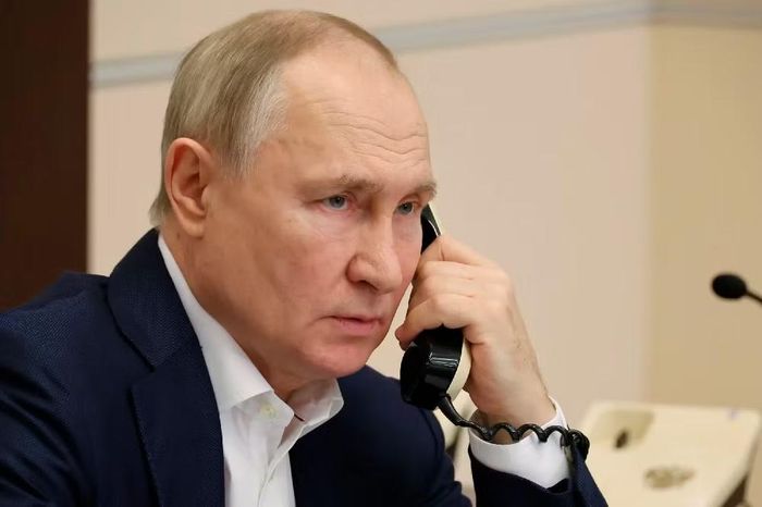 Để bảo đảm an toàn tuyệt đối, Tổng thống Putin được cho là chỉ sử dụng hệ thống liên lạc bảo mật đặc biệt do các cơ quan an ninh Nga quản lý, thay vì các ứng dụng nhắn tin, cuộc gọi di động hay nền tảng trực tuyến thông thường.