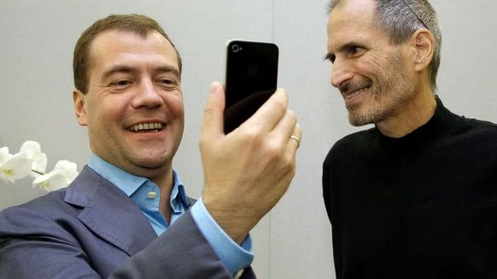 Sự lựa chọn này hoàn toàn trái ngược với người tiền nhiệm Dmitry Medvedev, vị tổng thống từng được mệnh danh là “Tổng thống blogger”, nổi tiếng với hình ảnh hiện đại, tích cực sử dụng Internet và thậm chí là một trong những người đầu tiên sở hữu iPad tại Nga.