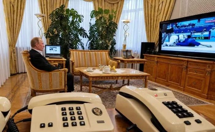 Quan điểm này càng được củng cố sau những tiết lộ chấn động của cựu nhân viên tình báo Edward Snowden năm 2013, khi hàng loạt tài liệu cho thấy Cơ quan An ninh Quốc gia Mỹ (NSA) từng thực hiện các chương trình giám sát và nghe lén điện thoại của nhiều lãnh đạo cấp cao trên thế giới.