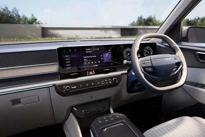 Về ngoại hình, Carens EV áp dụng ngôn ngữ thiết kế mới nhất của Kia với phong cách đậm chất tương lai, bao gồm lưới tản nhiệt đóng kín, cụm đèn theo phong cách viên đá và dải đèn LED định vị ban ngày vắt ngang đầu xe, lấy cảm hứng từ bản đồ sao. Phong cách hiện đại này cũng được duy trì ở phía sau.