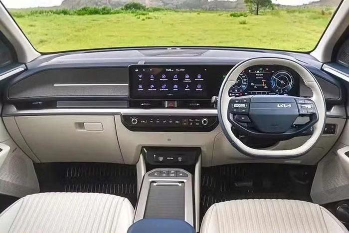 Được biết, các mẫu xe Kia tại Indonesia sẽ được lắp ráp trên dây chuyền sản xuất của PT Hyundai Motor Manufacturing Indonesia (HMMI) tại Cikarang, Tây Java, cùng với một số mẫu xe Hyundai đã được nội địa hóa. Dựa trên thông số của Carens Clavis EV tại Ấn Độ, mẫu xe này được trang bị pin có dung lượng 51,4 kWh, cho phạm vi hoạt động lên tới 490 km theo tiêu chuẩn ARAI MIDC.