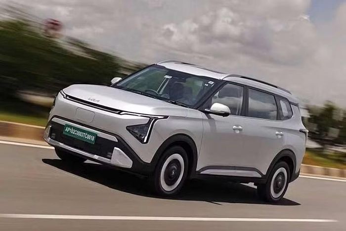 Tại thị trường Việt Nam, Kia vẫn chưa phân phối mẫu xe MPV Kia Carens EV thuần điện mà chỉ có mẫu Carens phiên bản máy xăng. Xe được bán với 4 phiên bản, giá bán chính hãng dao động 634-764 triệu đồng.