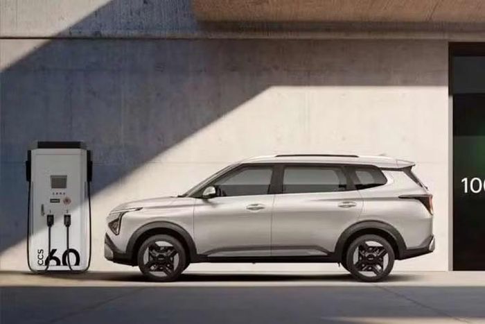 Dựa trên mã này, mẫu xe điện mới sẽ có 3 phiên bản, bao gồm Essential, Style và Prime với giá trị bán xe cơ giới (NJKB) dao động từ 291-373 triệu Rupiah (khoảng 459-589 triệu đồng). Cần lưu ý rằng NJKB không phải là giá bán chính thức của xe bởi con số này vẫn chưa bao gồm các loại thuế và phí để hình thành giá bán lăn bánh (OTR).