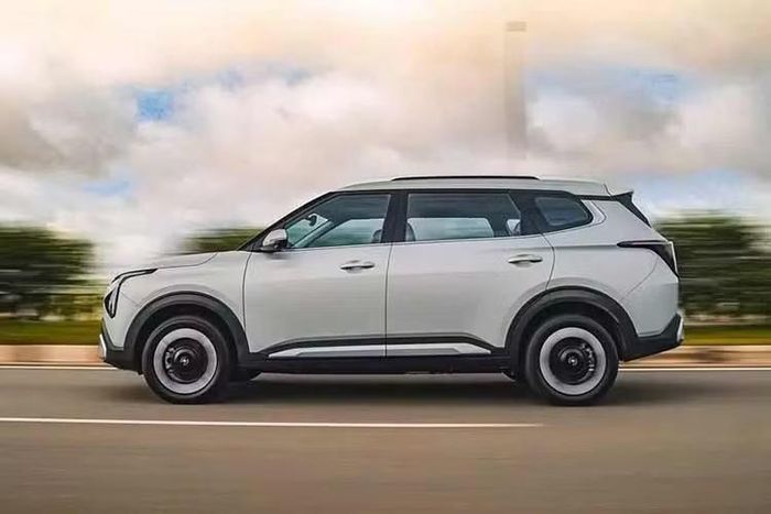 Tại thị trường Ấn Độ, mẫu xe MPV chạy điện Kia Carens EV 2026 có giá khởi điểm từ 1,8-2,499 triệu Rupee (khoảng 504-700 triệu đồng). Xe sẽ cạnh tranh với những đối thủ như BYD M6 khi bán ra ở đất nước vạn đảo.