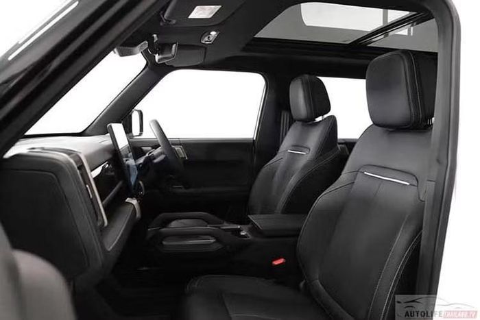 Phiên bản AWD có toàn bộ những trang bị của bản thường, đồng thời được bổ sung bộ mâm 21 inch lớn hơn, đi kèm lốp 265/45, cửa sổ trời toàn cảnh có rèm che nắng, ghế trước tích hợp chức năng massage, bệ đỡ đùi chỉnh điện cho ghế hành khách phía trước và hệ thống âm thanh 12 loa Infinity.