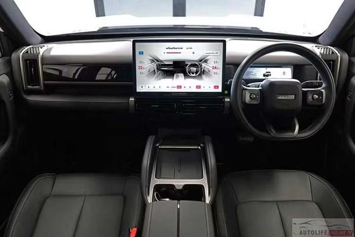 Ở bản 2WD, Jaecoo J6T REEV được trang bị hệ thống treo trước MacPherson, hệ thống treo sau đa liên kết, 9 chế độ lái, mâm hợp kim 19 inch đi kèm lốp 245/55, đèn pha ma trận thích ứng, đèn sương mù phía trước, đèn chiếu sáng khu vực cửa xe, thanh giá nóc, kính trước cách âm.