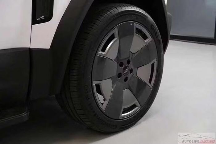 Kích thước dài x rộng x cao của Jaecoo J6T REEV lần lượt là 4.503 x 1.950 x 1.785 mm và chiều dài cơ sở 2.783 mm. Như vậy, xe dài hơn 97 mm, rộng hơn 40 mm và cao hơn 70 mm so với Jaecoo J6 phiên bản thuần điện trong khi chiều dài cơ sở lớn hơn 68 mm.