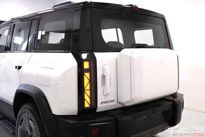 Được gọi bằng cái tên Jaecoo J6T REEV 2026, mẫu xe này đã được xác nhận sẽ ra mắt tại Thái Lan vào cuối tháng này. Xe được kỳ vọng có giá bán dưới 1 triệu baht (khoảng 799 triệu đồng). Ban đầu, xe sẽ được nhập khẩu nguyên chiếc từ Trung Quốc trước khi được sản xuất tại nhà máy Rayong của Omoda &amp; Jaecoo.