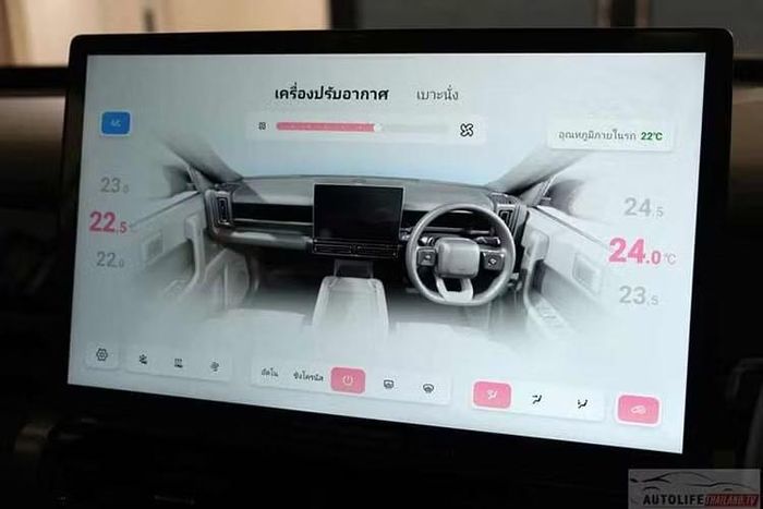 Nội thất xe với hệ thống đèn viền nội thất 64 màu, điều hòa tự động 2 vùng, ghế lái chỉnh điện 6 hướng có thông gió/nhớ vị trí, ghế hành khách phía trước chỉnh điện 4 hướng/thông gió, bảng đồng hồ kỹ thuật số 9,2 inch, màn hình cảm ứng trung tâm 15,6 inch, sạc không dây công suất 50 W, hệ thống âm thanh 6 loa, 6 túi khí và gói hỗ trợ lái nâng cao ADAS đầy đủ.