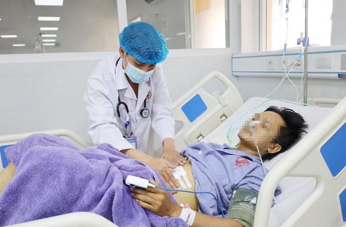 Bác sĩ thăm khám cho bệnh nhân sau phẫu thuật - Ảnh BVCC
