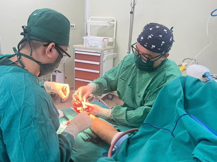 Ê- kíp phẫu thuật cho bệnh nhân - Ảnh BVCC