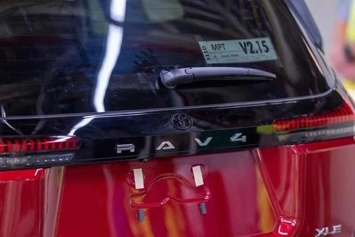 Tuy nhiên, việc mở rộng sản xuất Toyota RAV4 2026 được cho là chưa thể nhanh chóng giải quyết bài toán khan hàng, bởi Toyota vẫn đang trong giai đoạn hoàn thiện quá trình chuyển đổi dây chuyền sản xuất tại các nhà máy ở Nhật Bản và Canada.