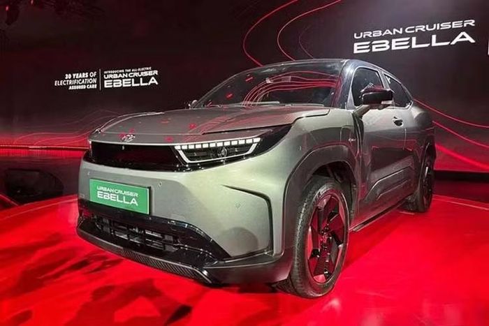 Trước đó, Toyota Urban Cruiser Ebella cũng đã được đưa đến Đông Nam Á để trưng bày và giới thiệu. Sẽ không ngạc nhiên nếu mẫu SUV điện này cũng được bán tại Đông Nam Á trong tương lai. Suzuki e Vitara hiện đã được bán tại Indonesia với giá khá cao, lên đến 755 triệu Rupiah (khoảng 1,17 tỷ đồng).