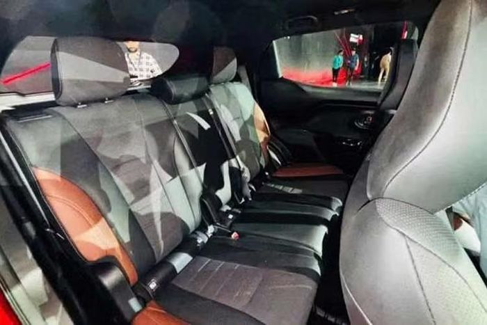 Cung cấp sức mạnh cho Toyota Urban Cruiser Ebella là mô-tơ điện đặt phía trước, sản sinh công suất tối đa 128 kW (khoảng 172 mã lực) và mô-men xoắn cực đại 189 Nm. Bên cạnh đó là bộ pin có dung lượng 61 kWh, tương thích với cả sạc chậm AC và sạc nhanh DC. Các tính năng sạc kết nối bao gồm điều khiển sạc từ xa, theo dõi tình trạng pin và quản lý lịch sạc thông qua nền tảng Toyota i-Connect.