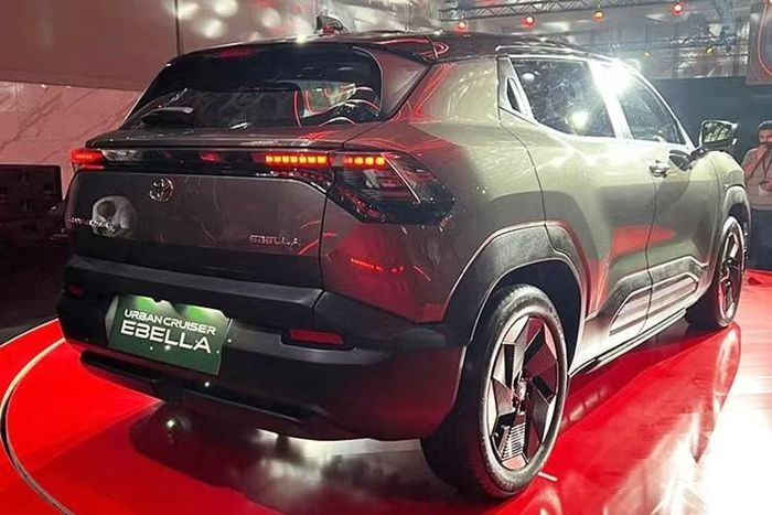 Tại thị trường Ấn Độ, Toyota Urban Cruiser Ebella chạy điện chỉ có 1 phiên bản là E3 và giá bán từ 2,36 triệu Rupuee (khoảng 661 triệu đồng). Như vậy, xe đắt hơn "anh em song sinh" Suzuki e Vitara vốn có giá từ 1,599-2,001 triệu Rupee.