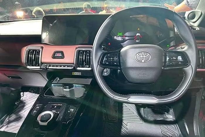 Bên trong xe, mẫu SUV thuần điện này sở hữu nội thất khá rộng rãi và phối 2 tông màu cùng các vật liệu hoàn thiện cao cấp. Trang bị của Toyota Urban Cruiser Ebella gồm ghế trước có tính năng thông gió, hệ thống đèn viền nội thất 12 màu, cửa sổ trời toàn cảnh, dàn âm thanh cao cấp JBL...