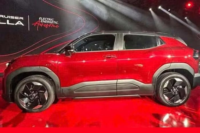 Mẫu xe Urban Cruiser EV chạy điện của Toyota kết hợp giữa kiểu dáng SUV, danh sách trang bị cao cấp và các công nghệ an toàn tiên tiến. Urban Cruiser Ebella được áp dụng ngôn ngữ thiết kế “Urban Tech” mới của Toyota với các chi tiết mang phong cách tương lai.