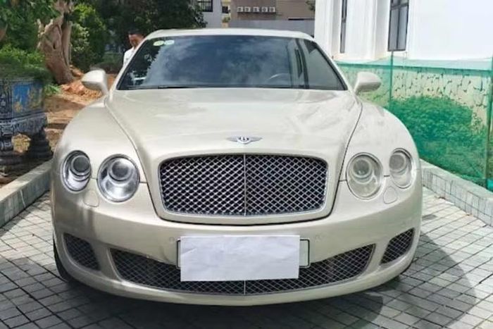Trong số những chiếc xe sang được Tập đoàn Sơn Hải rao bán, đáng chú ý nhất là chiếc sedan siêu sang Bentley Continental Flying Spur Speed đời 2009.